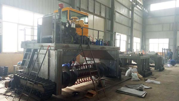 豬糞發酵有機肥過程中為什么要使用翻堆機設備？