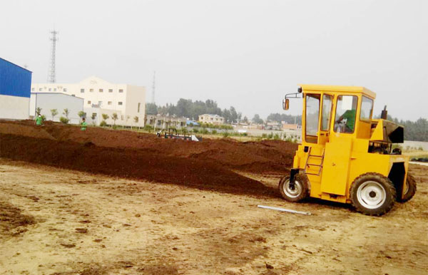 履帶式翻堆機(jī)在有機(jī)肥發(fā)酵時的優(yōu)點