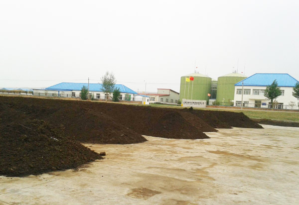 履帶式翻堆機(jī)在有機(jī)肥發(fā)酵時的優(yōu)點