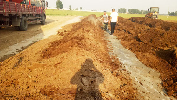 雞糞堆肥發(fā)酵生產(chǎn)有機肥的方法，需要經(jīng)過哪些階段？